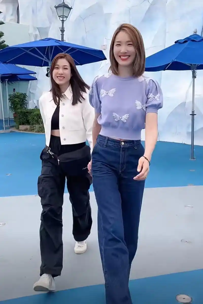 王祖蓝老婆晒闺蜜聚会画面,李亚男牵手钟嘉欣拍视频,两人多年好友感情