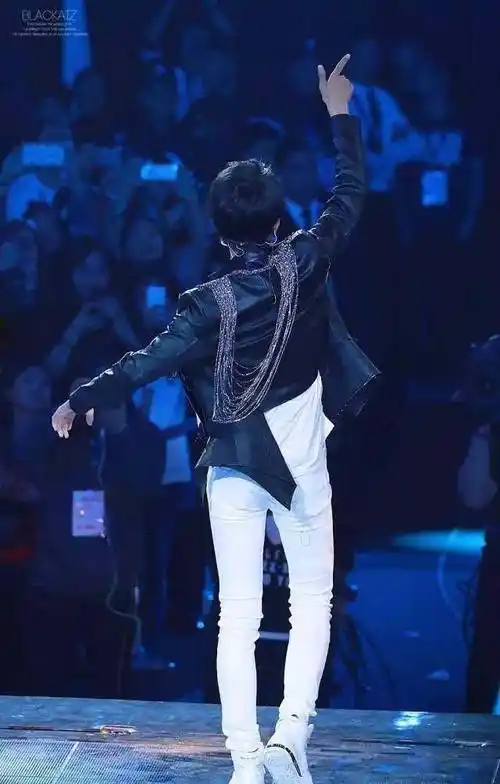 王俊凯那么帅,不多看两眼是我们的损失,你们说是吧?_哥哥_身材_腹肌