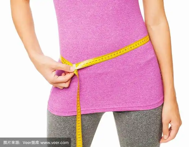 用卷尺量腰围的女人的上腹部