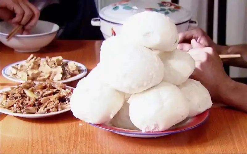 盘点穷人吃馒头真香场面,小麦一口馒头一口菜,吃的太香,看饿了