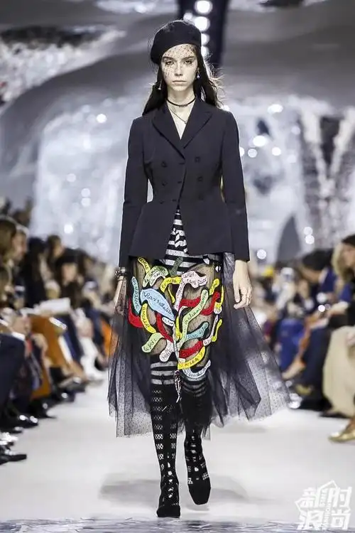 迪奥二零一八女装春夏成衣系列大秀秀场仿佛置身于爱与色彩的乌托邦