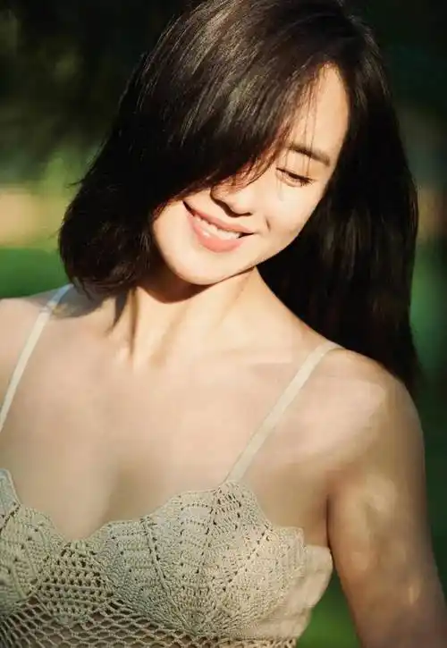 王智在《夏洛特烦恼》中泳装火辣的形象深入人心_电影_演艺事业_剧中