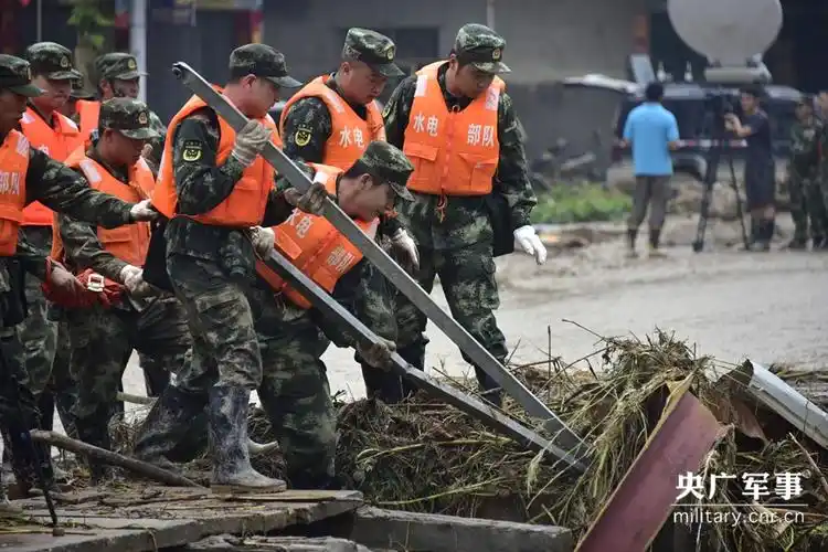 武警水电官兵抢通福建闽清"尼伯特"破坏道路