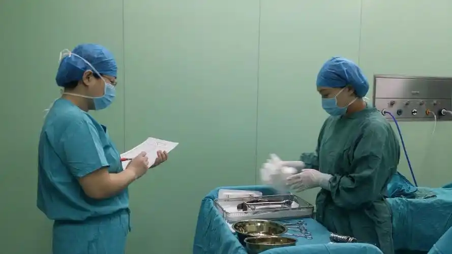图为手术室护士正在进行器械敷料清点.