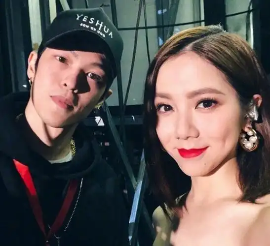 林宥嘉邓紫棋接吻合集(为歌而赞巨肺小天后邓紫棋的坎坷情史)