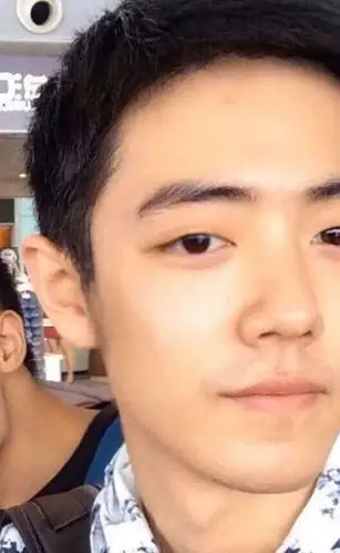 肖战大学素颜照曝光,看清无美颜滤镜时期,这胡子拉碴的,谁敢认