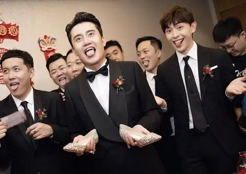 邓伦当伴郎高清照曝光婚礼上哭成泪人拿纸巾擦眼泪变小哭包