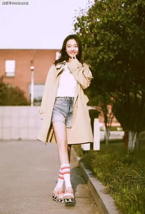 原创吴倩无名指截止引猜测牛仔服配短裤青春时尚扎蜈蚣辫清新灵动