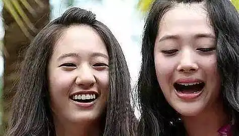 郑秀晶最新生图,胖就算了但腿型真一般,网友:比工作人员还粗短_崔雪莉