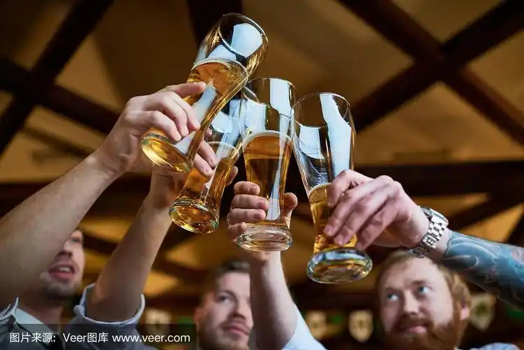 在啤酒节上喝酒的一群男人