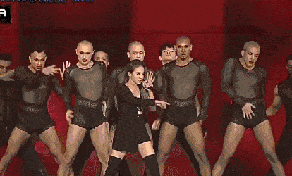 都丝毫掩盖不了"舞台皇后"的气场即使在妖气逼人的12位舞男身边是实力