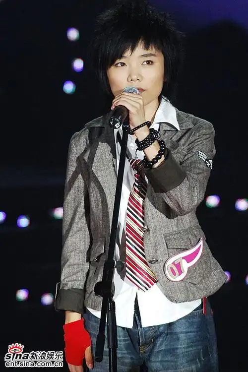 图文:超级女声总决赛8进6-许飞表情略显沧桑