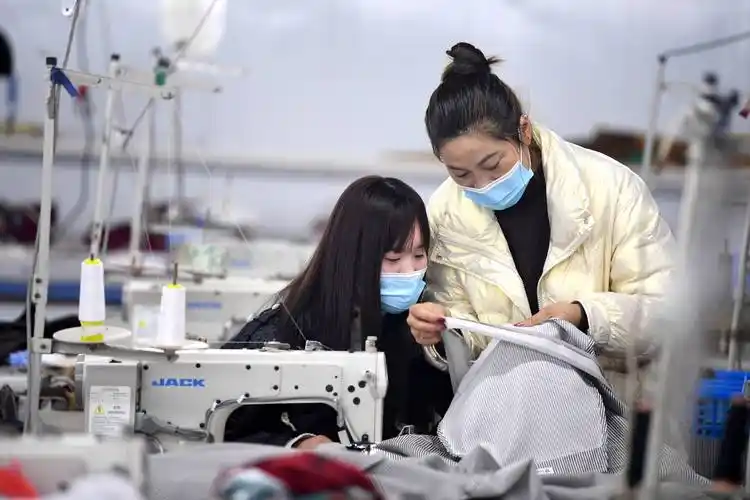 合肥,2021年3月3日创业路上的"知心姐姐"3月3日,张莉莉在服装厂指导新