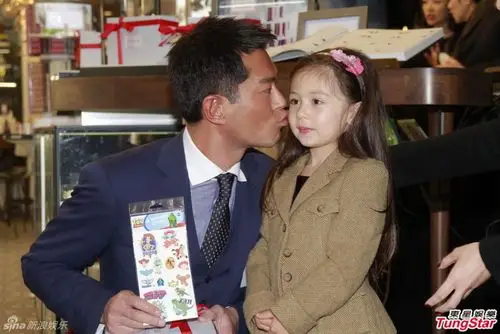 古天乐破歌喉挑战歌舞片 亲吻小孩逗趣