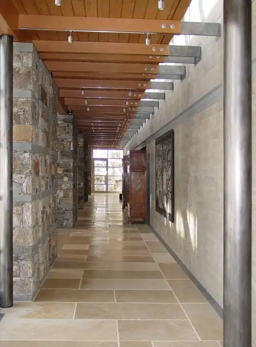 现代四居实木条组合吊顶过道家装设计