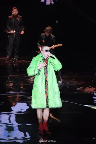 组图:二手玫瑰主唱梁龙献唱 旗袍女装搭配荧光皮草造型出位_高清图集_