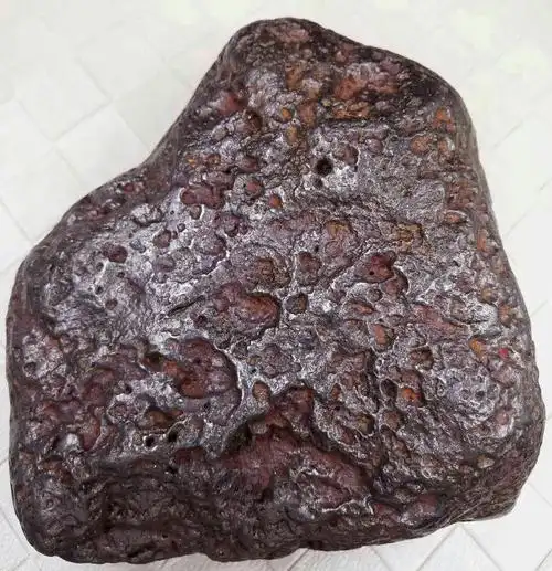 二,玻璃陨石,微磁性,质量2200克,透自然光,呈现艳美绿色.