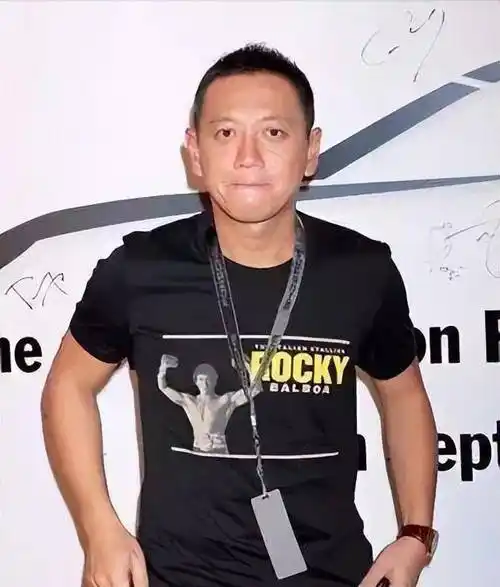 这样的经历对杨其龙的影响很大,他从小锦衣玉食长大,吃喝玩乐就是人生