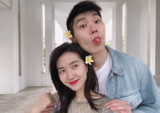 对比照片,当时拍到的男子就是她如今官宣的男友"孙先生"据悉,许龄月曾