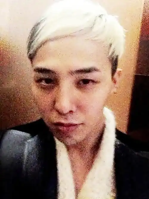 权志龙)经常透过推特(twitter)和粉丝分享生活,近日自拍素颜照上传