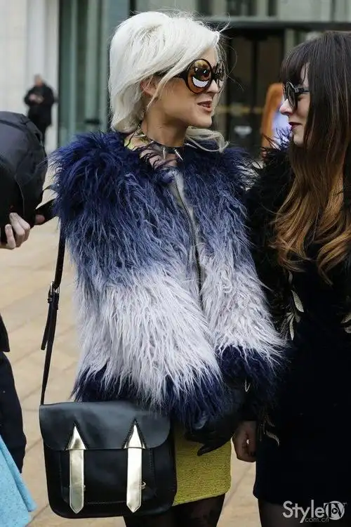 谁说穿皮草就是暴发户?时髦人士可不同意!