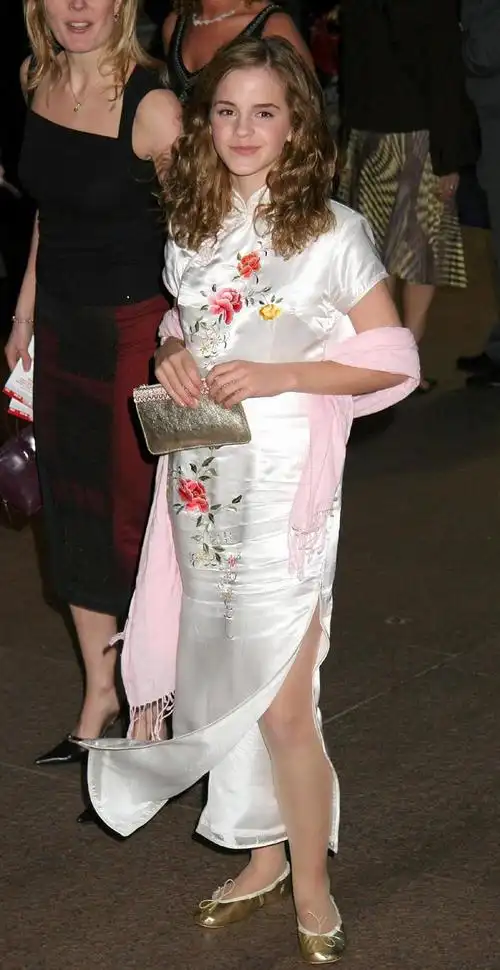 艾玛沃特森就换上了一袭古典纯白绣花的旗袍,艾玛沃特森虽然个子小巧