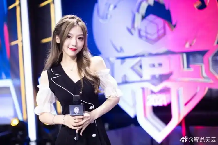 kpl主持天云晒照现场看比赛感觉还是不一样