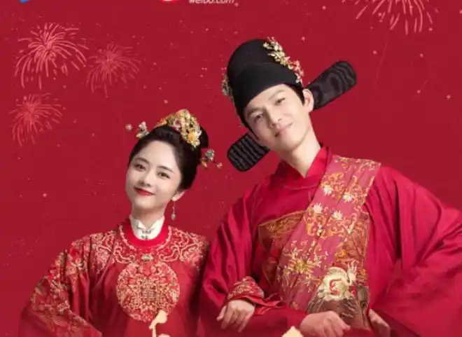 谭松韵钟汉良演绎先婚后爱,牛仔衣秀港风穿搭,驻颜有术美成18|减龄