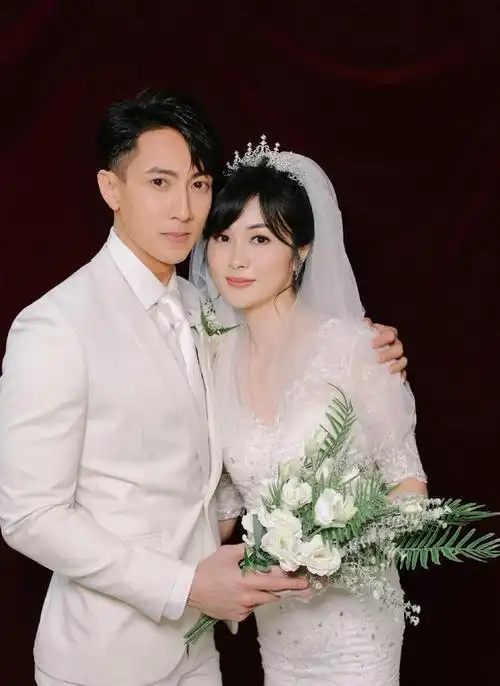 吴尊和娇妻婚纱照曝光,尽显甜美气质,笑得腼腆充满幸福感