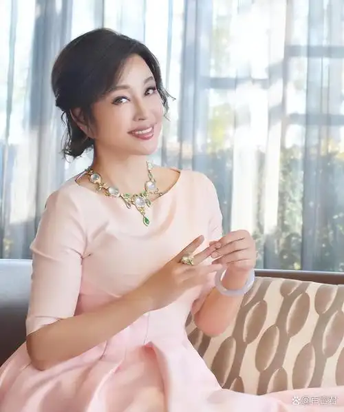 见71岁刘晓庆老去的模样,才发现:八十年代大陆第一美女名不虚传