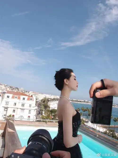 刘诗诗秀天鹅颈##刘诗诗仰角侧拍图