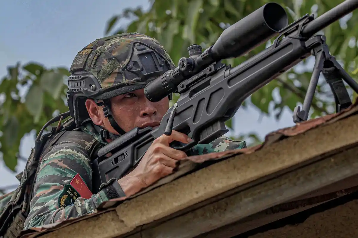 特战队员在草丛隐蔽观察,搜索敌情,展开电子对抗