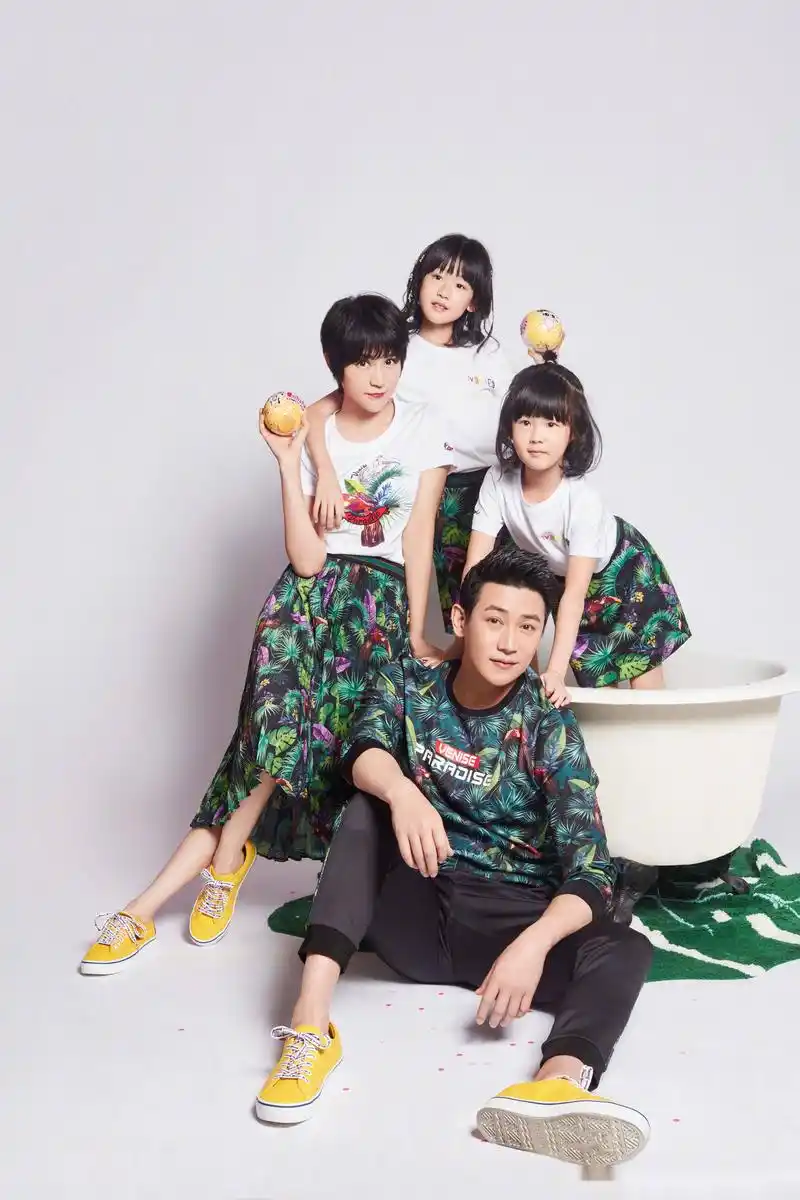 陆毅晒出全家福,给大家拜早年.