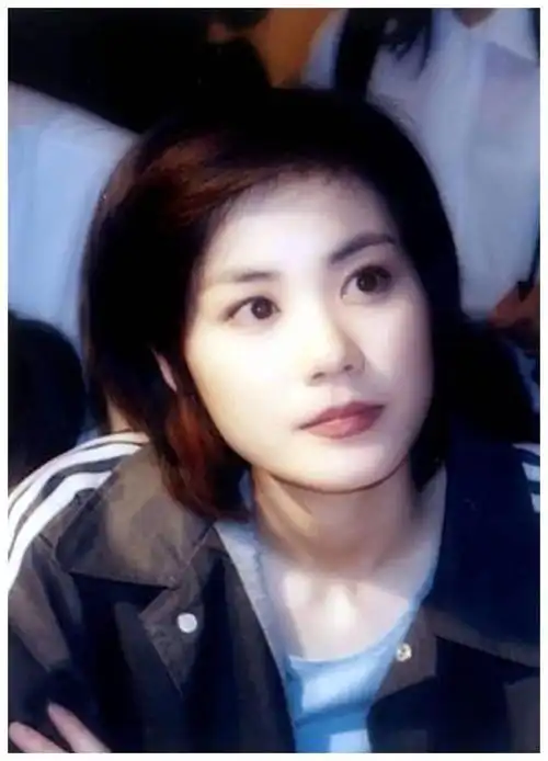 王菲年轻靓丽旧照能迷倒窦唯谢霆锋李亚鹏的她属实养眼