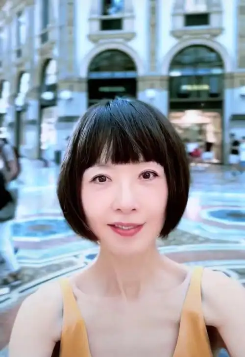 53岁陈鲁豫旅居意大利身材消瘦似未成年女孩清新脱俗显年轻