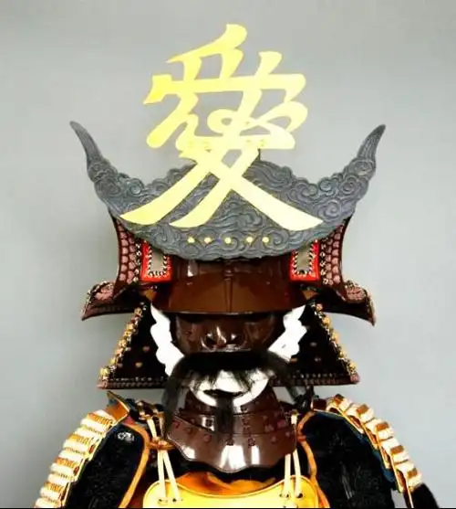 日本铠甲武士带的那种面具艺名叫什么鬼脸一样的有点像石狮子的头有