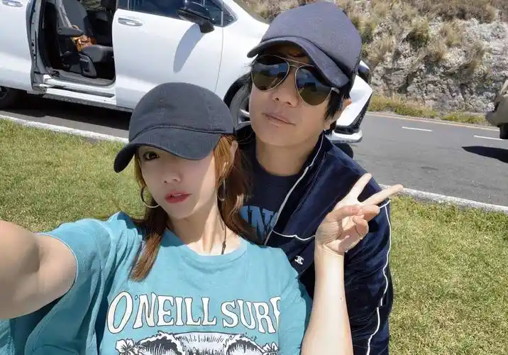 刘芸分享旅行美照,依偎在郑钧怀中超甜蜜,肤白貌美惹人爱_生活_李小璐