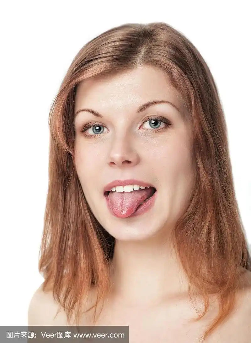 美丽的年轻女子展示舌头