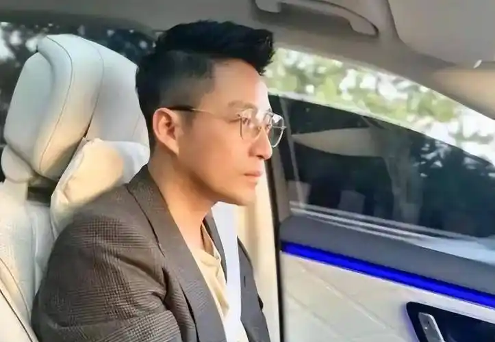 汪小菲马筱梅登记后牵手现身机场!新嫂子衣服显肚子!她说没怀!