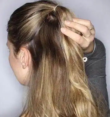 半丸子头不会扎,没有关系,小编来教你具体步骤!