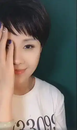 百变女王丁兰靠半张脸年收入百万网友一个人可以撑起一部戏