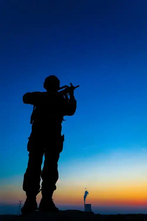 (刘鑫,任昌睿,刘磊,任海鹏)凛冽寒风吹刺骨,驻训场上练兵忙,入冬以来