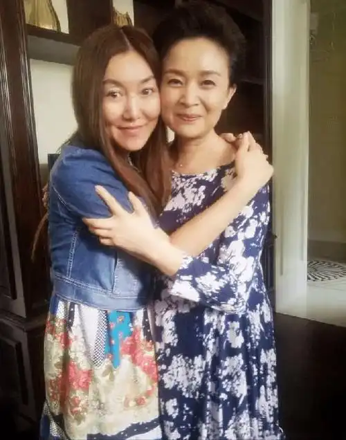 刘莉莉近照,62岁的她很慈祥,与老公是姐弟恋,女儿聪明漂亮|演员|张