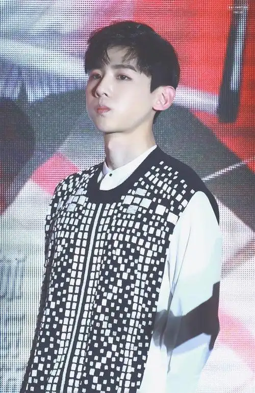 白敬亭嘟嘴卖萌照,你喜不喜欢这样时而忧郁时而搞怪的白敬亭呢?