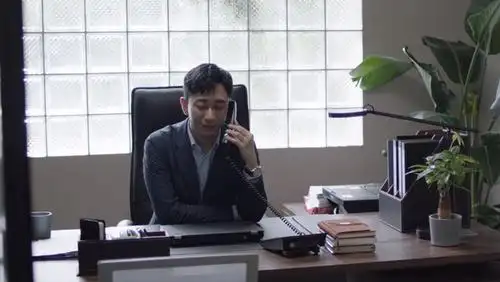 电视剧小舍得崔经理扮演者王自健西装剧照图片