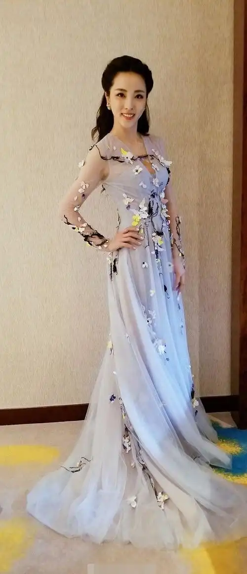 主持人李思思曝光了一组薄纱照气质优雅魅力十足