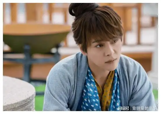 他曾接替父亲在铁路上的工作,工作了一段时间之后,依旧无法放弃心中的