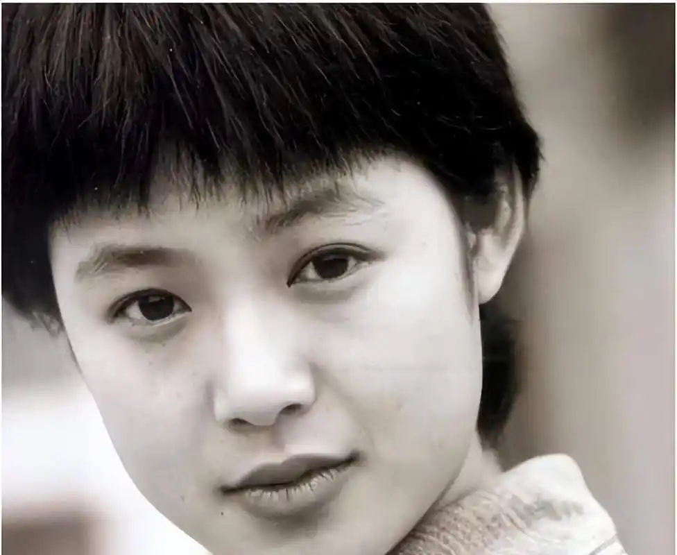 周韵:逆风而行,与姜文共筑幸福人生 周韵,姜文的妻子,来自浙江温州,小