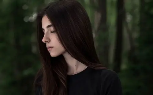 黑头发的女孩黑色礼服背景虚化