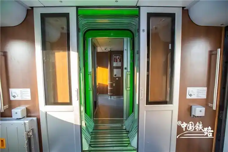 庆元预计明年11月通铁路绿巨人动车组美照曝光